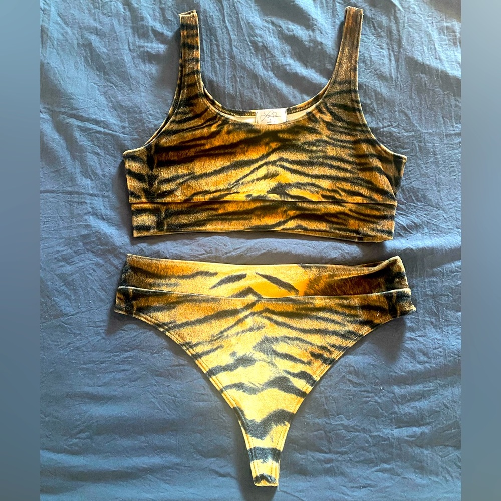 Laina Rauma Velvet tiger bra and bottom set sz L